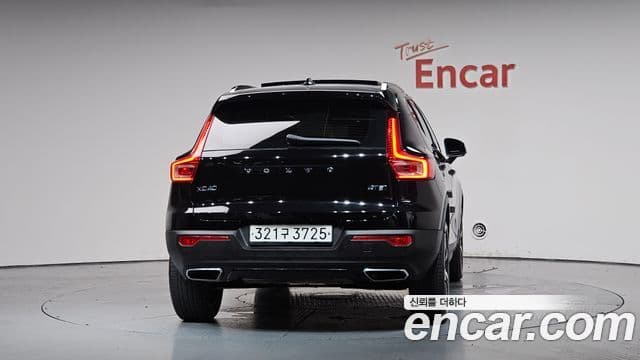Volvo XC40 2020 — Şəkil 13/36