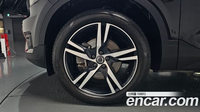 Volvo XC40 2020 — Şəkil 21/36