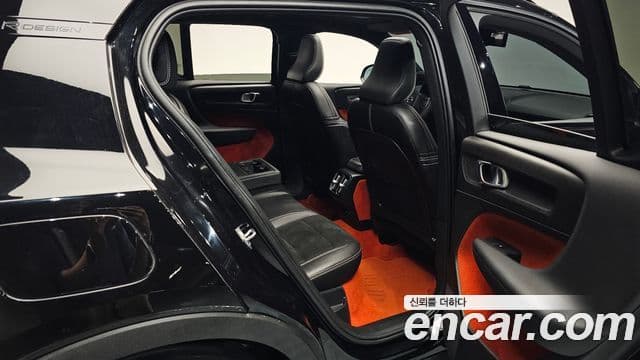 Volvo XC40 2020 — Şəkil 25/36