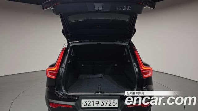 Volvo XC40 2020 — Şəkil 11/36