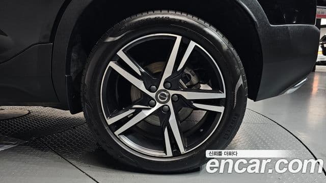 Volvo XC40 2020 — Şəkil 18/36