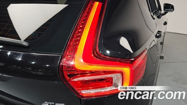 Volvo XC40 2020 — Şəkil 15/36
