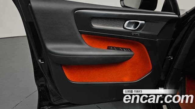 Volvo XC40 2020 — Şəkil 28/36