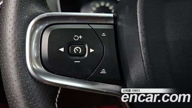 Volvo XC40 2020 — Şəkil 35/36