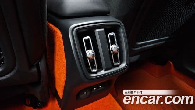 Volvo XC40 2020 — Şəkil 12/36