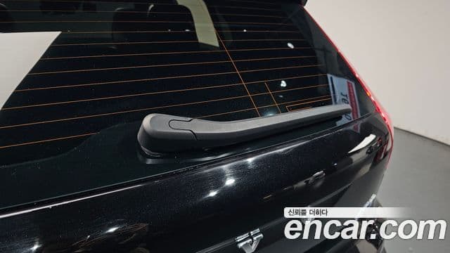 Volvo XC40 2020 — Şəkil 33/36