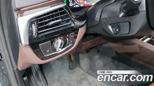 BMW 5 Series 2023 — ფოტო 18/20
