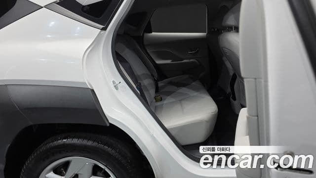 Hyundai Kona 2023 — ფოტო 11/20