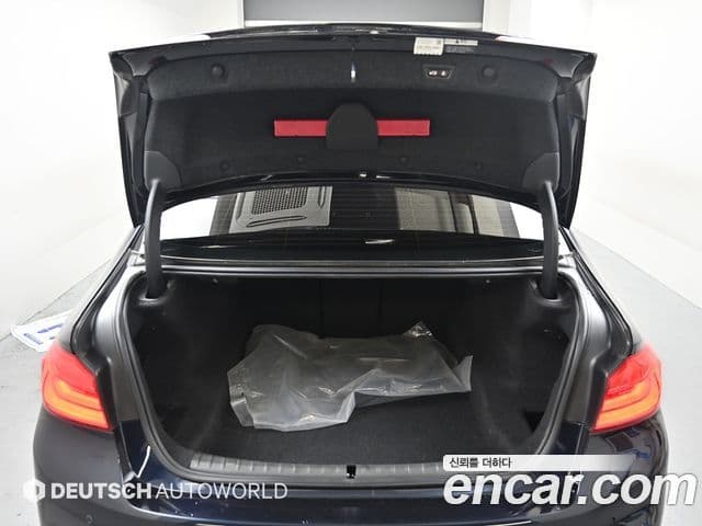 BMW 5 Series 2018 — Şəkil 18/20