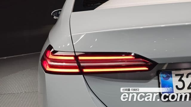 BMW 5 Series 2025 — ფოტო 27/33