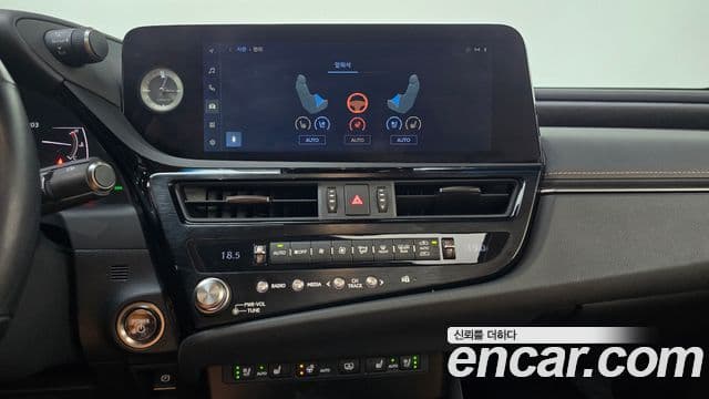 Lexus ES300h 2023 — ფოტო 15/20