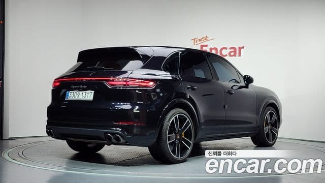 Porsche Cayenne 2020 — ფოტო 2/20
