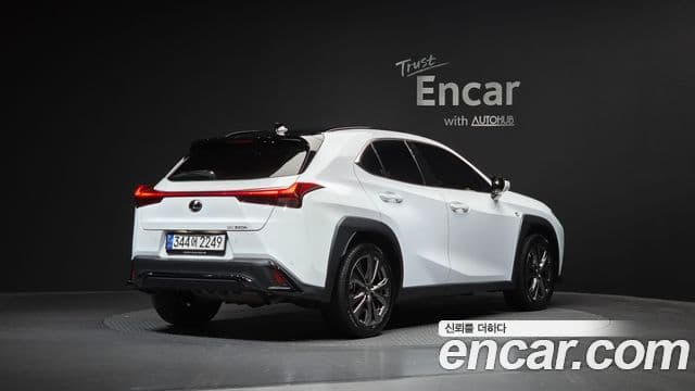Lexus UX250h 2023 — фото 2 из 20