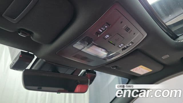 Lexus UX250h 2023 — ფოტო 18/20