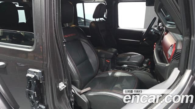 Jeep Wrangler 2019 — ფოტო 28/30