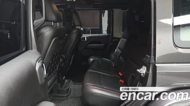 Jeep Wrangler 2019 — ფოტო 8/30