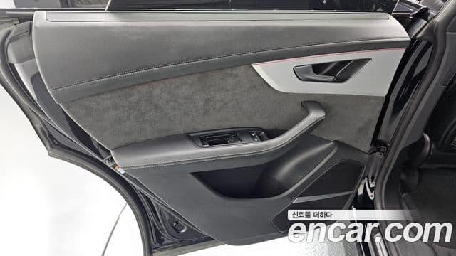 Audi Q8 2021 — Şəkil 26/36