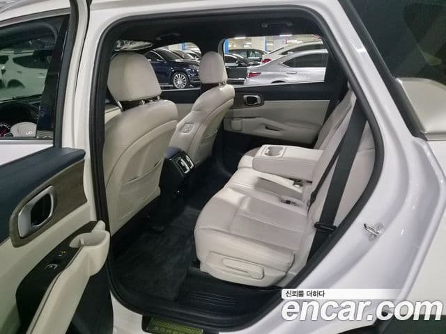 Kia Sorento 2023 — Şəkil 17/20