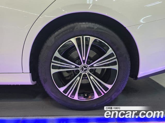 Mercedes-Benz E-Class 2025 — ფოტო 4/20