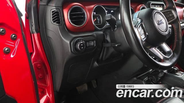 Jeep Wrangler 2022 — ფოტო 13/20
