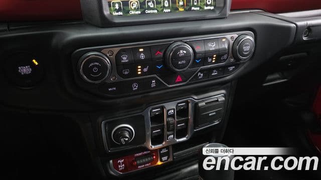 Jeep Wrangler 2022 — ფოტო 17/20