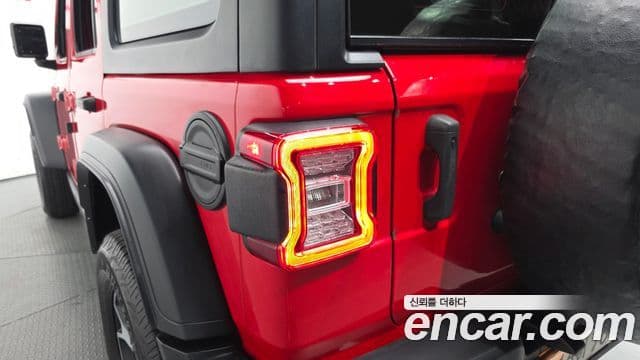 Jeep Wrangler 2022 — ფოტო 17/31