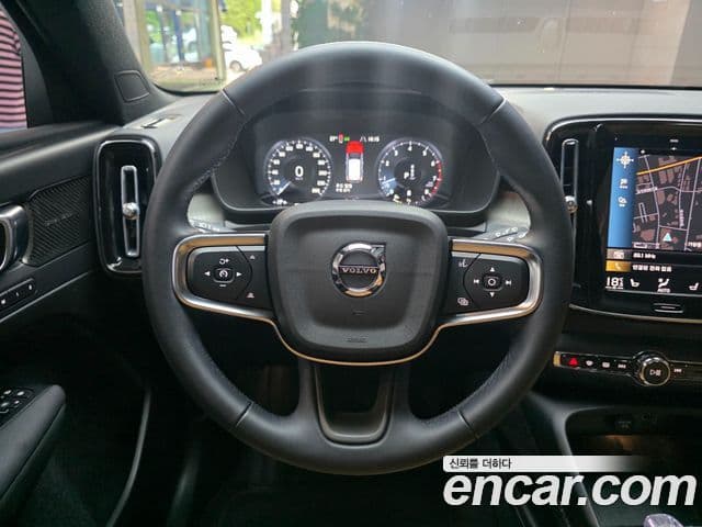 Volvo XC40 2022 — ფოტო 7/20