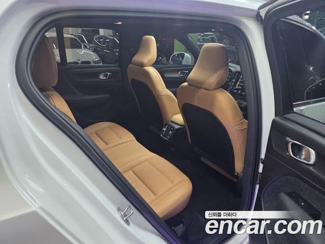 Volvo XC40 2022 — ფოტო 13/20