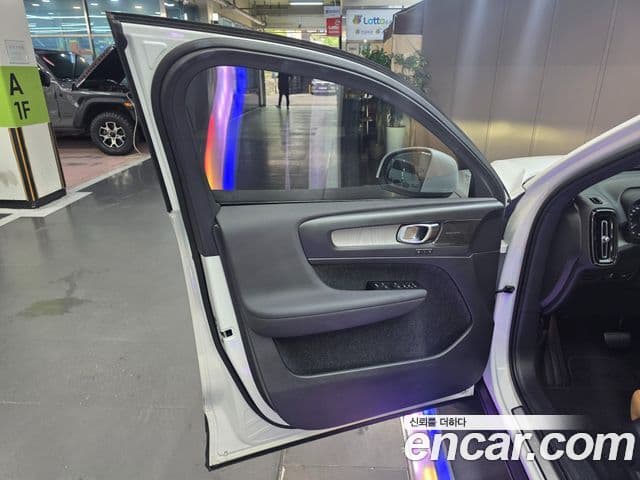 Volvo XC40 2022 — ფოტო 18/20