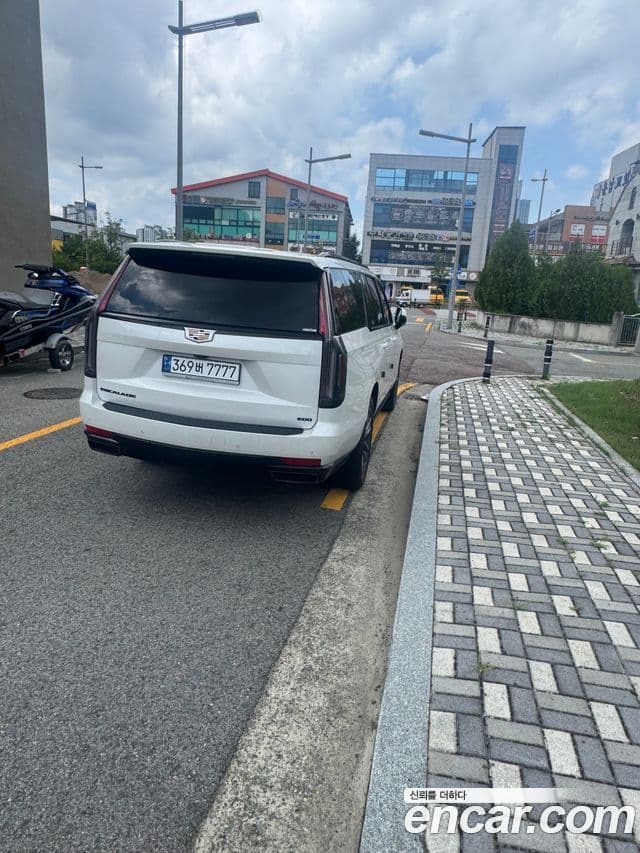 Cadillac Escalade 2023 — Photo 16/18