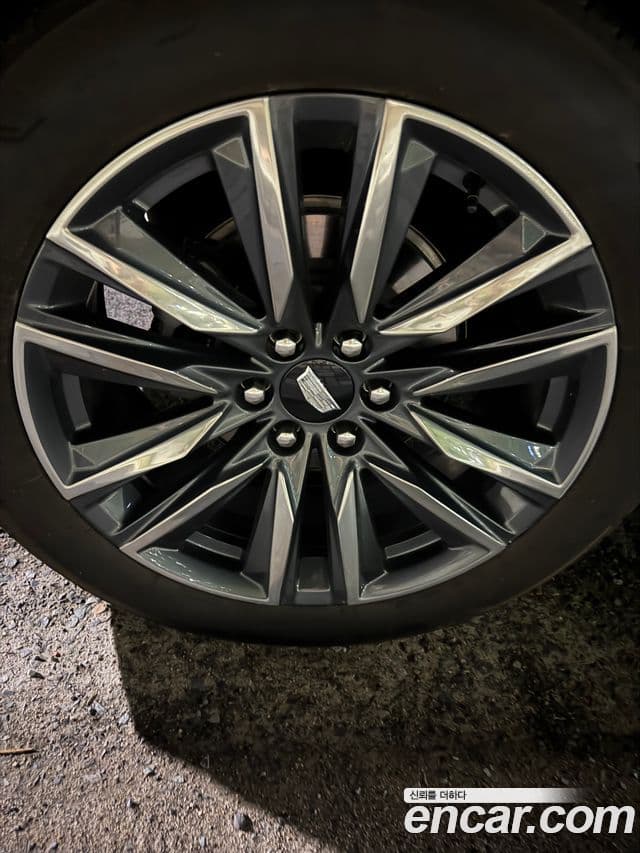 Cadillac Escalade 2023 — Photo 17/18