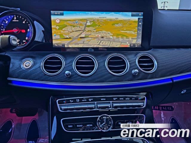Mercedes-Benz E-Class 2018 — ფოტო 14/20