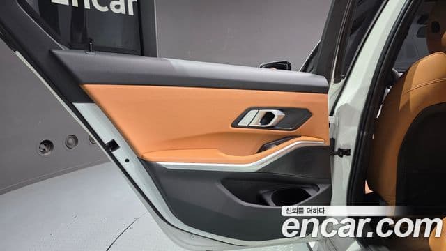 BMW 3 Series 2023 — Photo 13/31