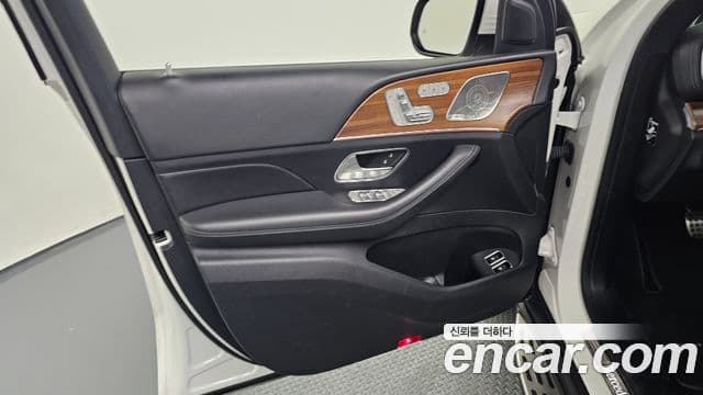 Mercedes-Benz GLE-Class 2021 — Photo 11/31