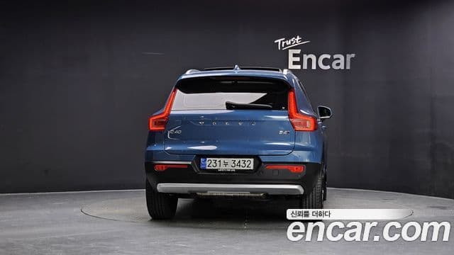 Volvo XC40 2024 — ფოტო 4/20