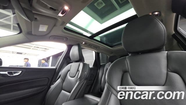 Volvo XC60 2021 — Фото 18/20