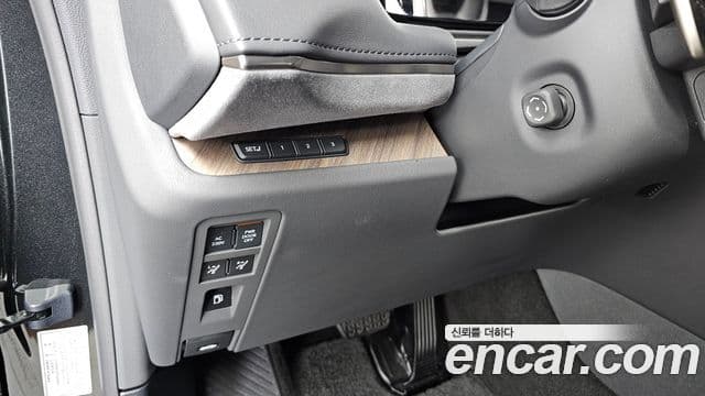 Lexus LM 2024 — Photo 32/36