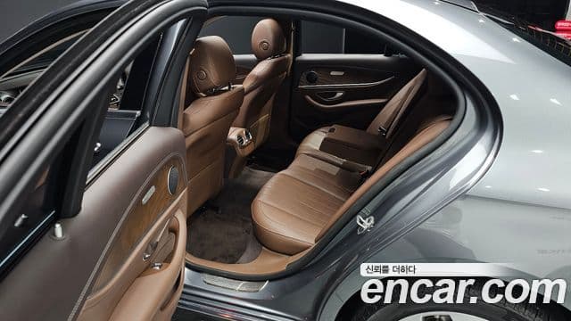 Mercedes-Benz E-Class 2019 — фото 12 из 20