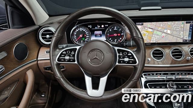 Mercedes-Benz E-Class 2019 — ფოტო 14/20