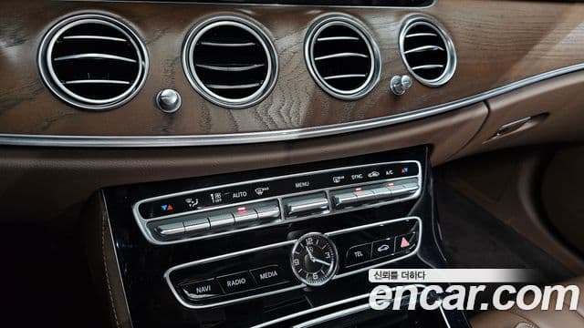 Mercedes-Benz E-Class 2019 — ფოტო 18/20