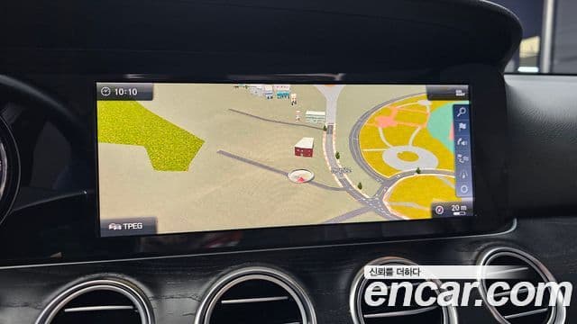 Mercedes-Benz E-Class 2018 — ფოტო 14/20