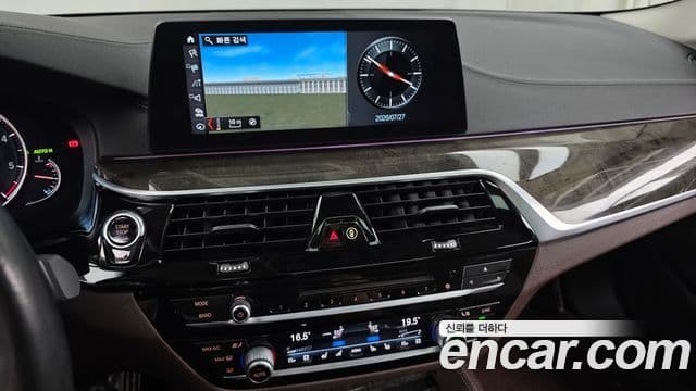 BMW 5 Series 2018 — ფოტო 13/20