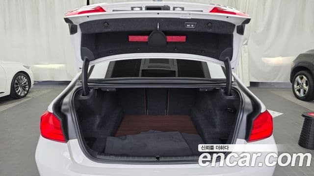 BMW 5 Series 2018 — ფოტო 17/20