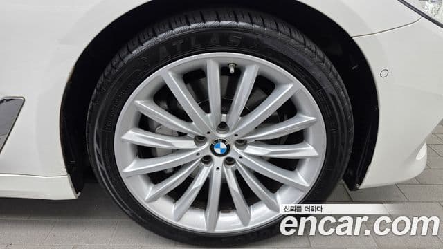 BMW 5 Series 2018 — Photo 16/32