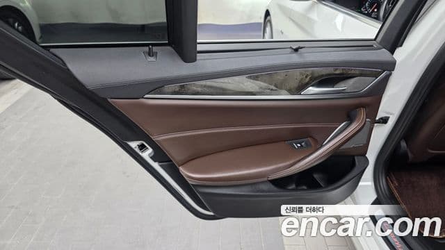 BMW 5 Series 2018 — Photo 21/32
