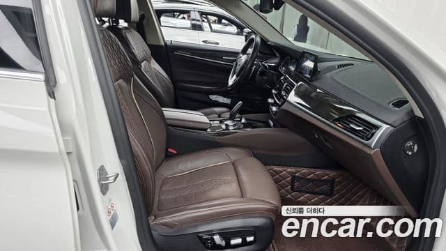 BMW 5 Series 2018 — Photo 28/32