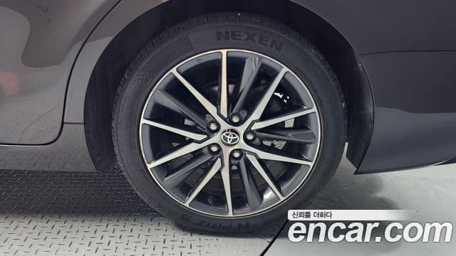 Toyota Camry 2022 — ფოტო 19/30