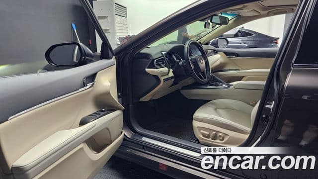 Toyota Camry 2022 — ფოტო 27/30