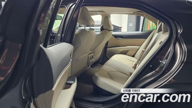 Toyota Camry 2022 — ფოტო 22/30