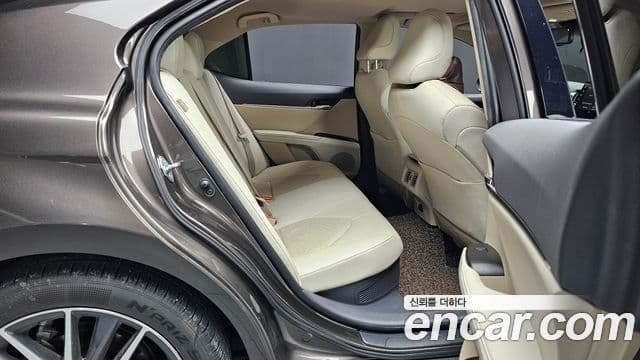 Toyota Camry 2022 — ფოტო 16/30